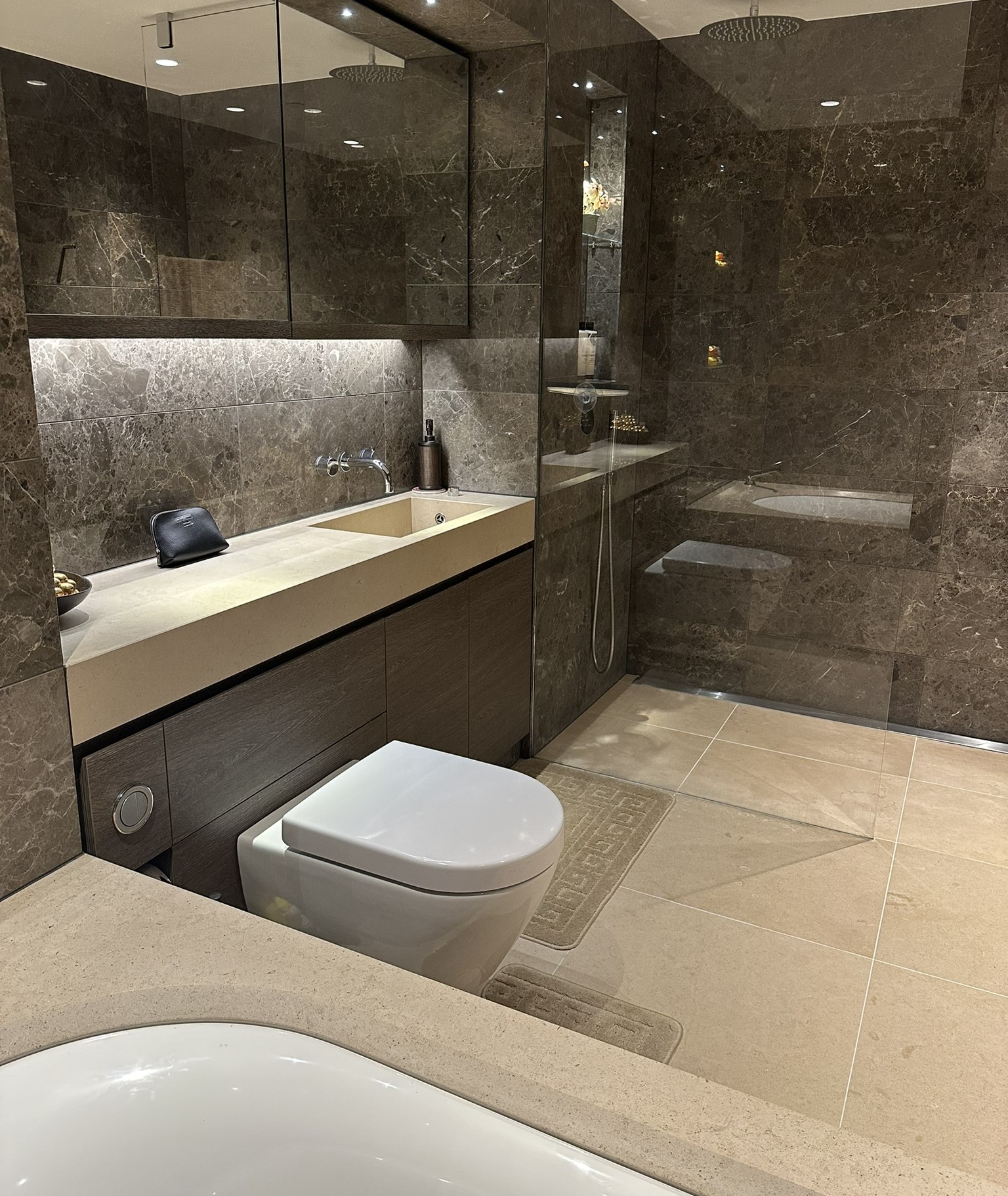 Master en-suite bathroom